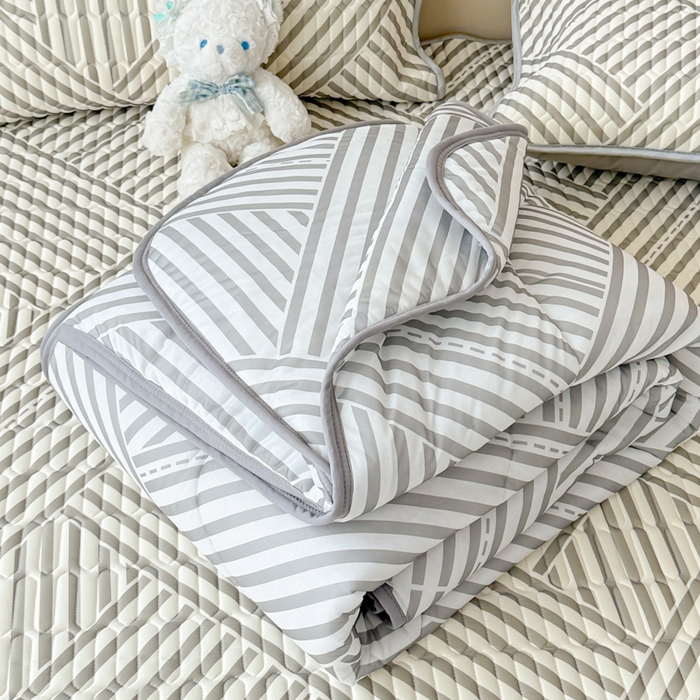 91家纺网 家纺一手货源 找家纺 柒月家居 2026新款凉感丝小清新乳胶凉席夏被四件套系列 格调