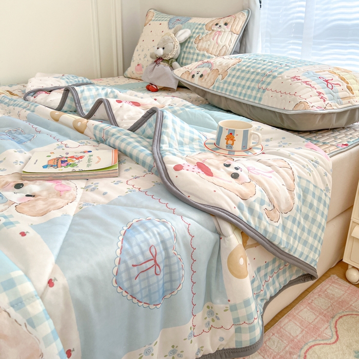 91家纺网 家纺一手货源 找家纺 柒月家居 2026新款凉感丝小清新乳胶凉席夏被四件套系列 蓝块汪仔