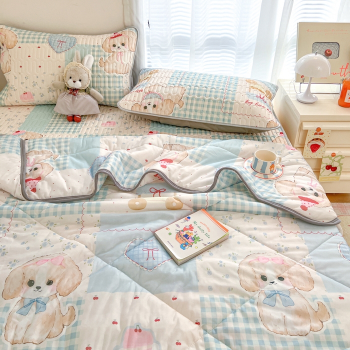 91家纺网 家纺一手货源 找家纺 柒月家居 2026新款凉感丝小清新乳胶凉席夏被四件套系列 蓝块汪仔