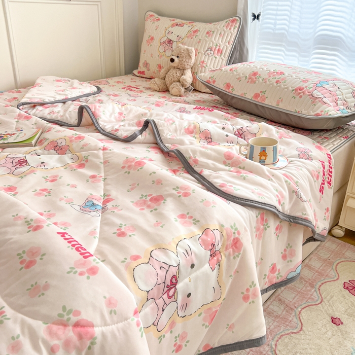 91家纺网 家纺一手货源 找家纺 柒月家居 2026新款凉感丝小清新乳胶凉席夏被四件套系列 桃桃奶猫