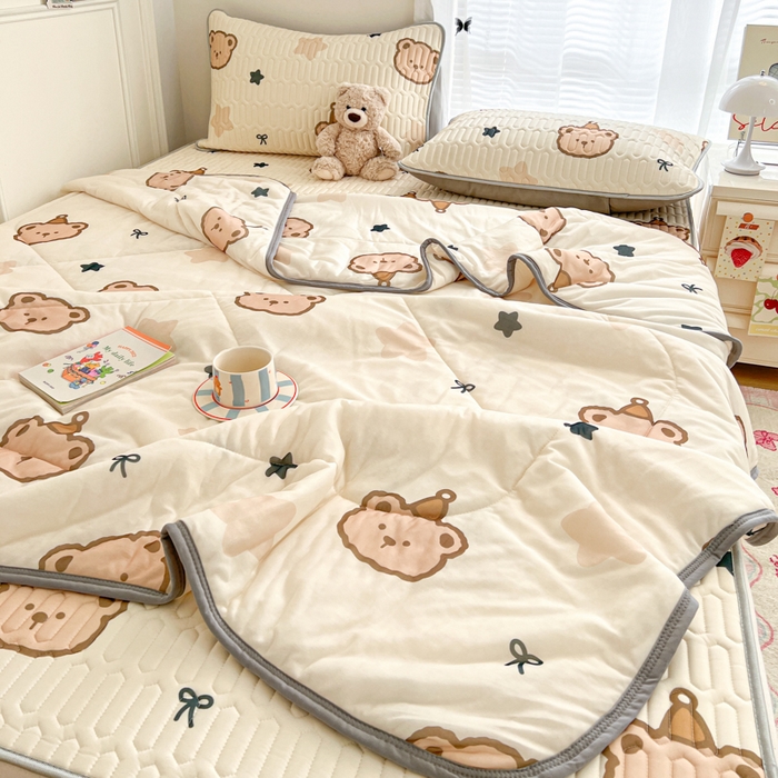 91家纺网 家纺一手货源 找家纺 柒月家居 2026新款凉感丝小清新乳胶凉席夏被四件套系列 星梦小熊