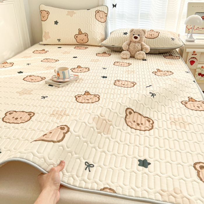 91家纺网 家纺一手货源 找家纺 柒月家居 2026新款凉感丝小清新乳胶凉席夏被四件套系列 星梦小熊