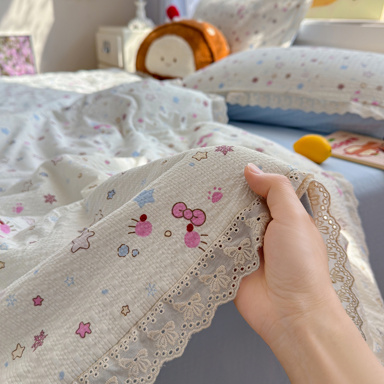 91家纺网 家纺一手货源 找家纺 弗苓家纺 2026新款高克重泡芙棉花边款夏被夏凉被空调被四件套小红书推荐-风格二 躲猫猫