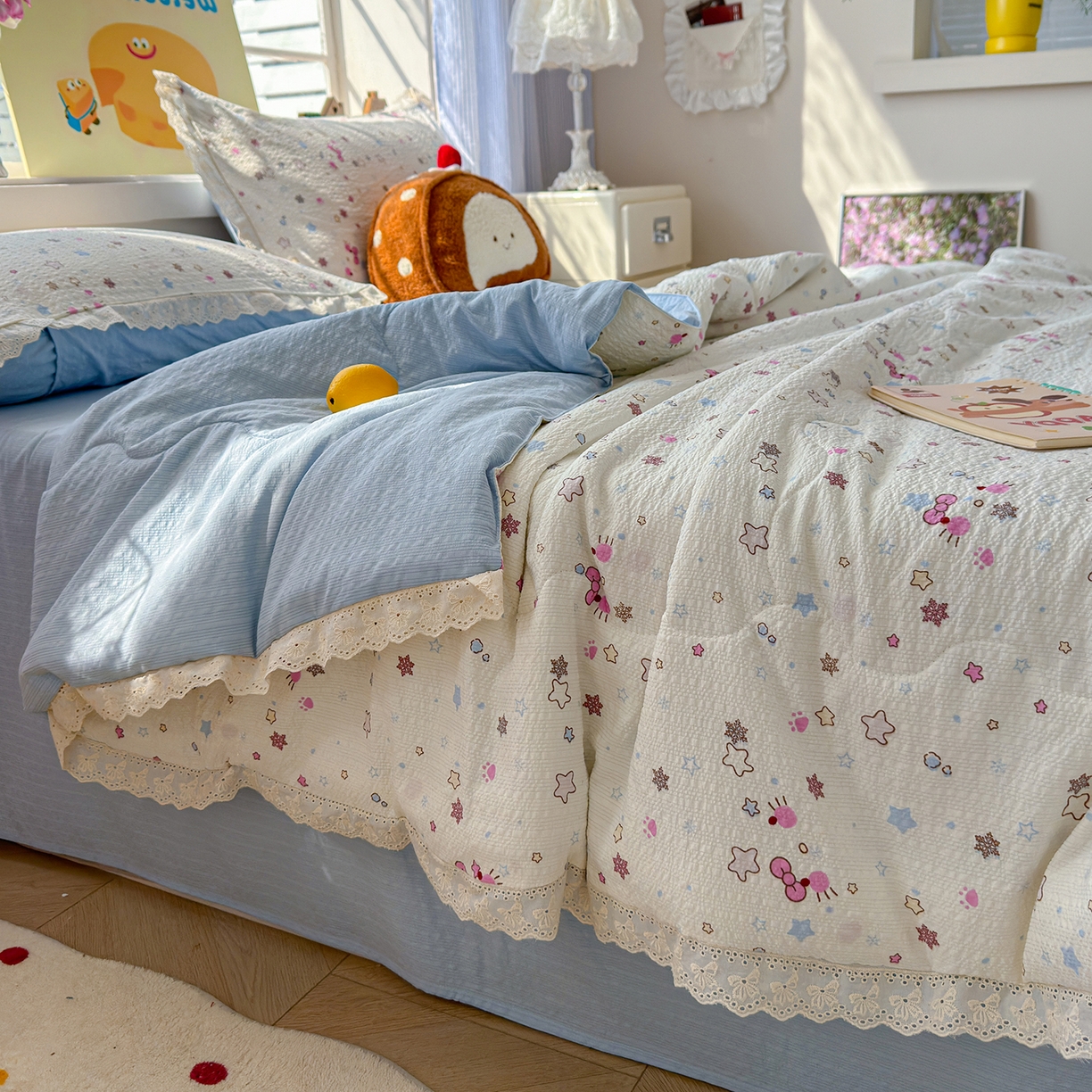 91家纺网 家纺一手货源 找家纺 弗苓家纺 2026新款高克重泡芙棉花边款夏被夏凉被空调被四件套小红书推荐-风格二 躲猫猫