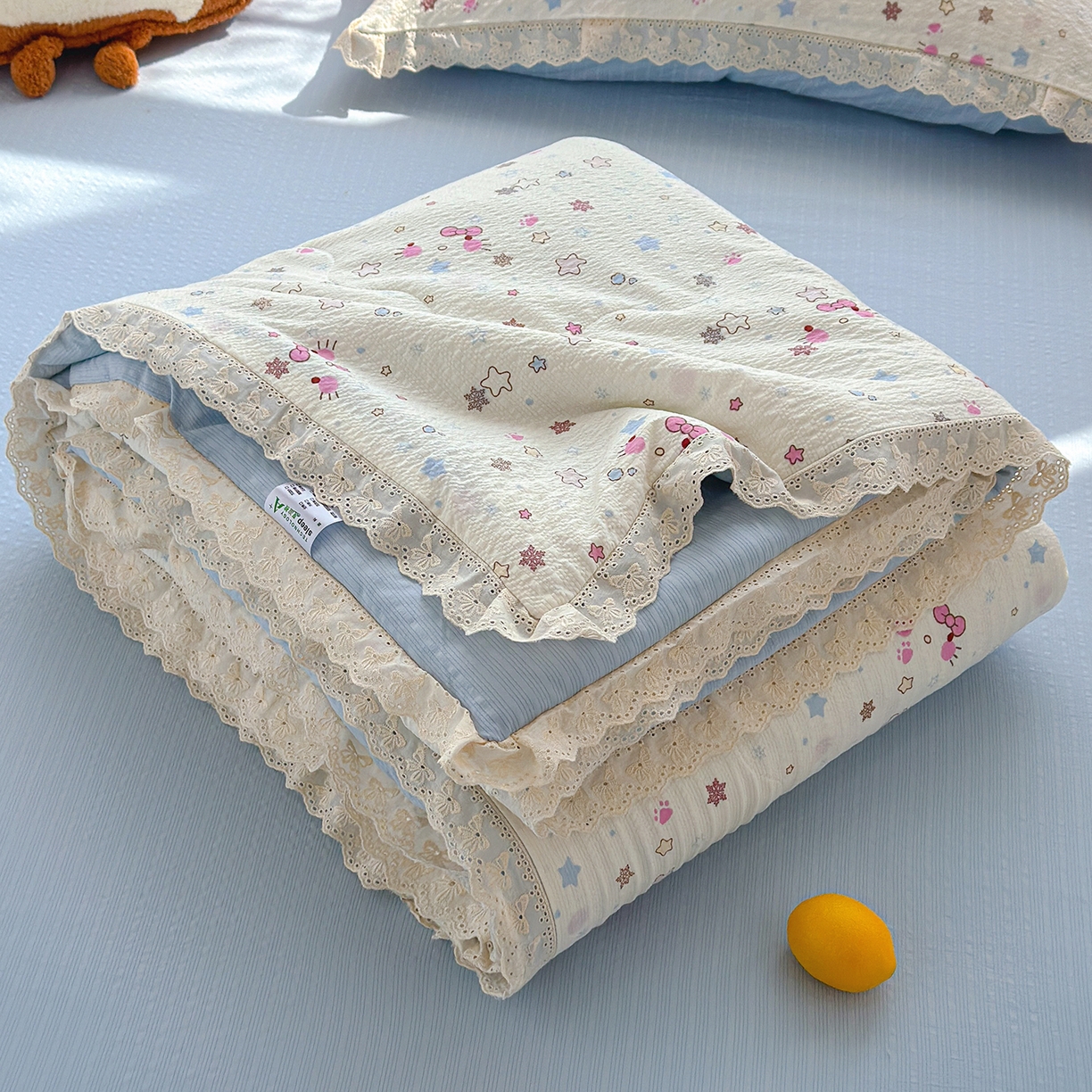 91家纺网 家纺一手货源 找家纺 弗苓家纺 2026新款高克重泡芙棉花边款夏被夏凉被空调被四件套小红书推荐-风格二 躲猫猫