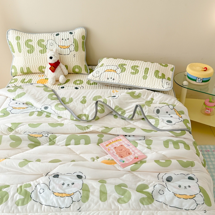 91家纺网 家纺一手货源 找家纺 柒月家居 2026新款凉感丝小清新乳胶凉席夏被四件套系列 字母小熊