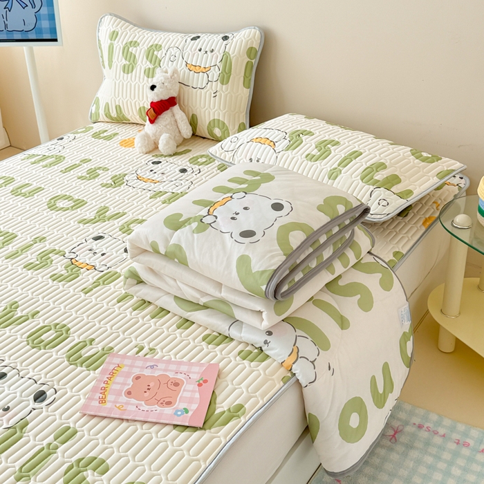 91家纺网 家纺一手货源 找家纺 柒月家居 2026新款凉感丝小清新乳胶凉席夏被四件套系列 字母小熊