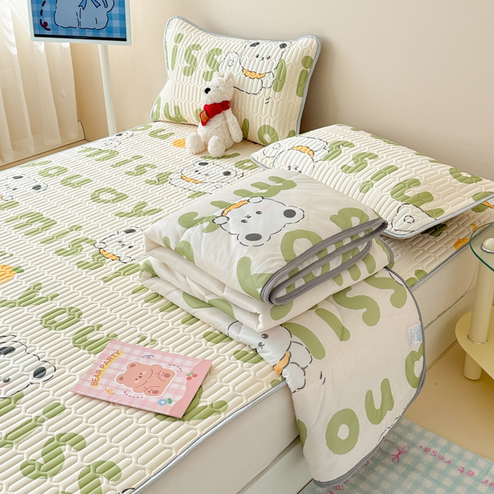 91家纺网 家纺一手货源 找家纺 柒月家居 2026新款凉感丝小清新乳胶凉席夏被四件套系列 字母小熊