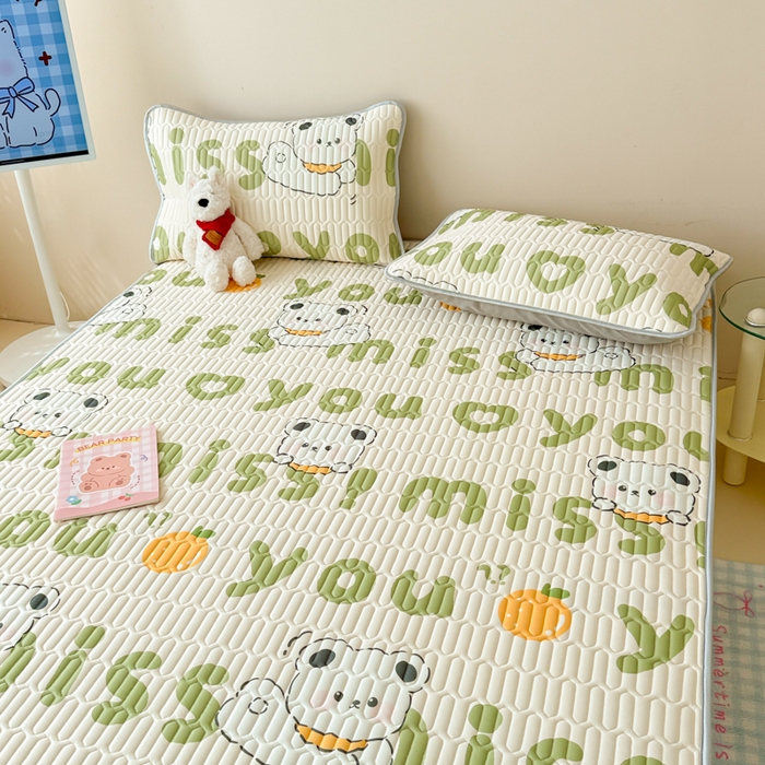 91家纺网 家纺一手货源 找家纺 柒月家居 2026新款凉感丝小清新乳胶凉席夏被四件套系列 字母小熊