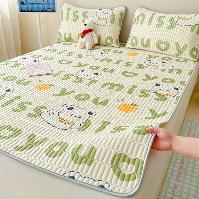 91家纺网 家纺一手货源 找家纺 柒月家居 2026新款凉感丝小清新乳胶凉席夏被四件套系列 字母小熊