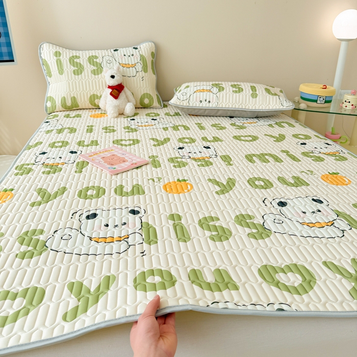 91家纺网 家纺一手货源 找家纺 柒月家居 2026新款凉感丝小清新乳胶凉席夏被四件套系列 字母小熊