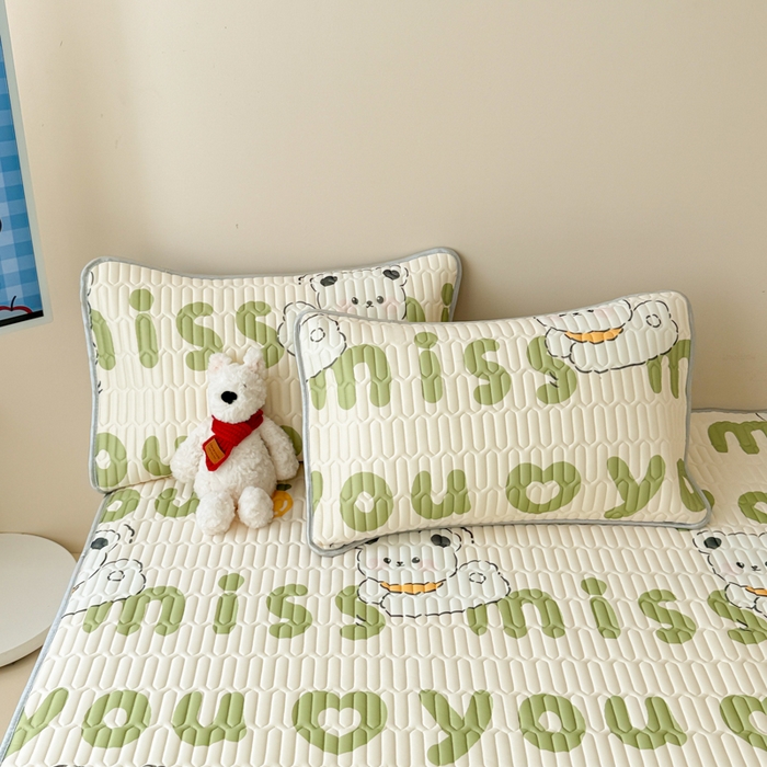 91家纺网 家纺一手货源 找家纺 柒月家居 2026新款凉感丝小清新乳胶凉席夏被四件套系列 字母小熊