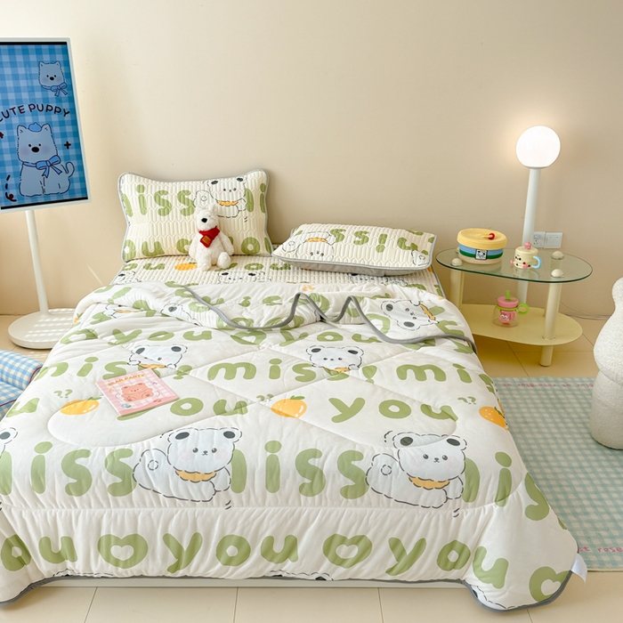 91家纺网 家纺一手货源 找家纺 柒月家居 2026新款凉感丝小清新乳胶凉席夏被四件套系列 字母小熊