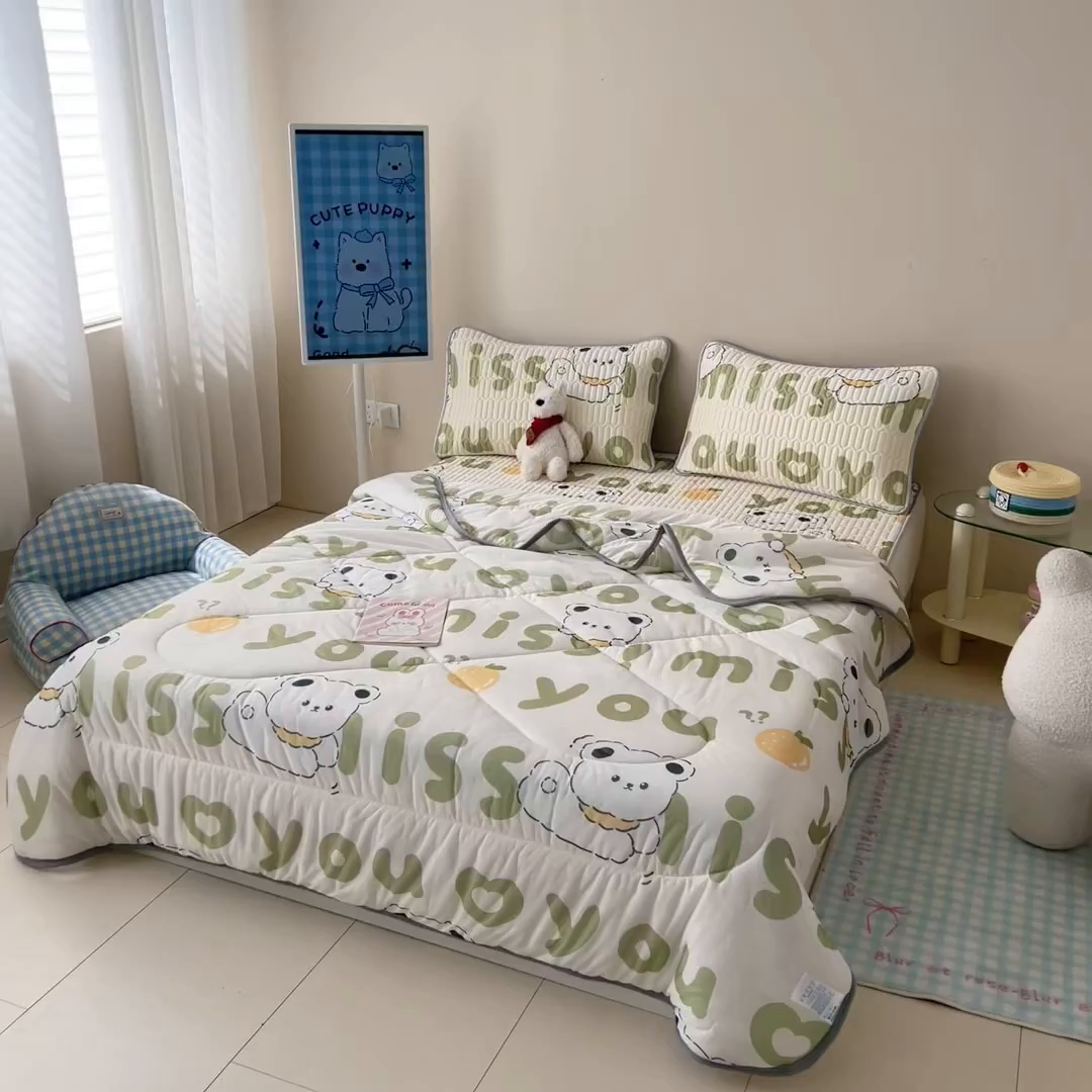 91家纺网 家纺一手货源 找家纺 柒月家居 2026新款凉感丝小清新乳胶凉席夏被四件套系列 字母小熊