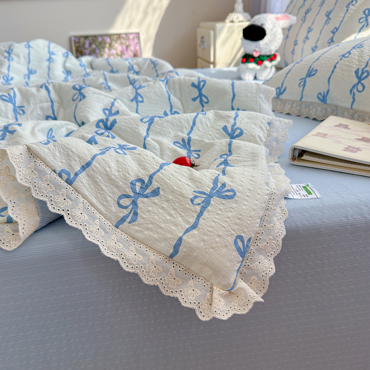 91家纺网 家纺一手货源 找家纺 弗苓家纺 2026新款高克重泡芙棉花边款夏被夏凉被空调被四件套小红书推荐-风格二 蓝缎结