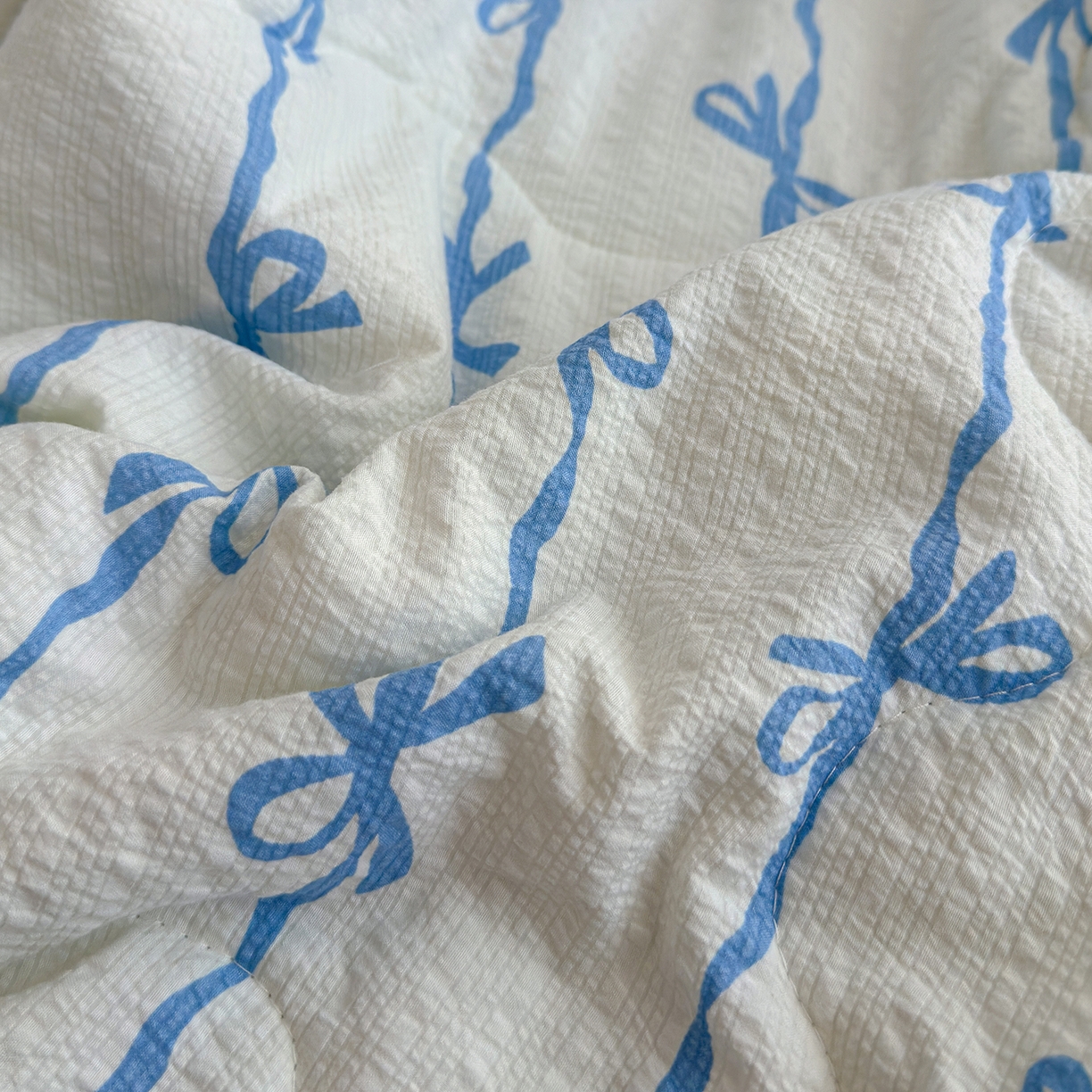 91家纺网 家纺一手货源 找家纺 弗苓家纺 2026新款高克重泡芙棉花边款夏被夏凉被空调被四件套小红书推荐-风格二 蓝缎结