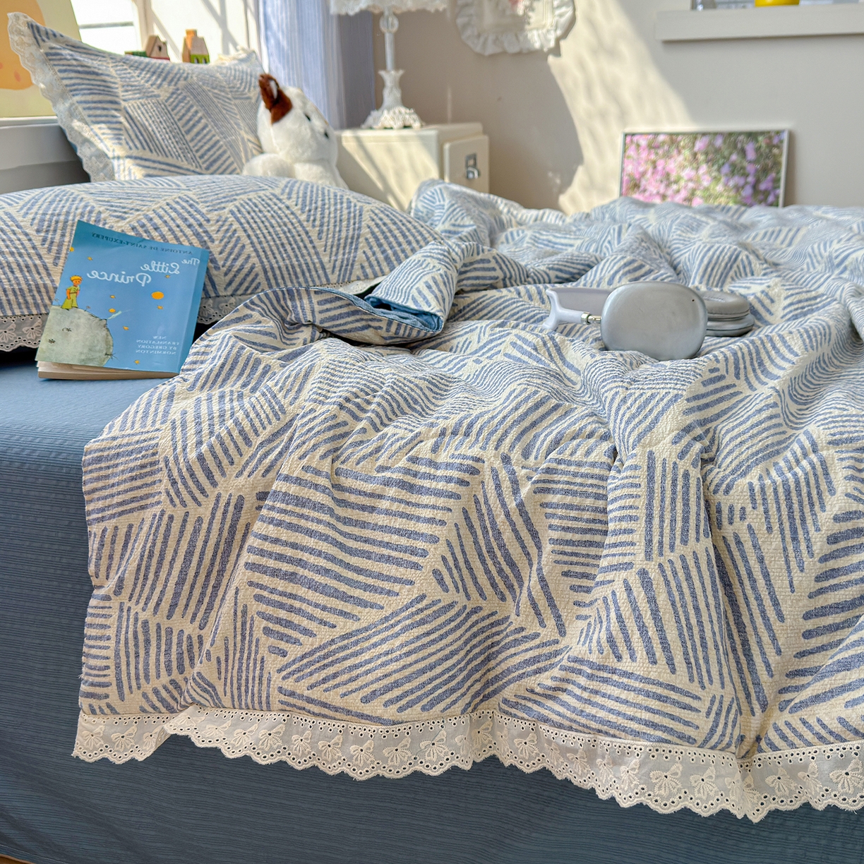 91家纺网 家纺一手货源 找家纺 弗苓家纺 2026新款高克重泡芙棉花边款夏被夏凉被空调被四件套小红书推荐-风格二 浅川纹