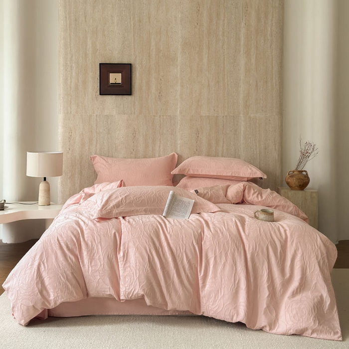 91家纺网 家纺一手货源 找家纺 莱豫家纺 2026春夏新款长绒棉全棉纯棉水洗浮雕提花四件套 格琳粉