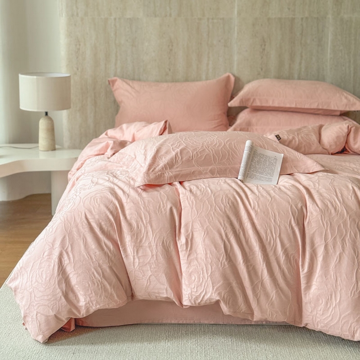 91家纺网 家纺一手货源 找家纺 莱豫家纺 2026春夏新款长绒棉全棉纯棉水洗浮雕提花四件套 格琳粉