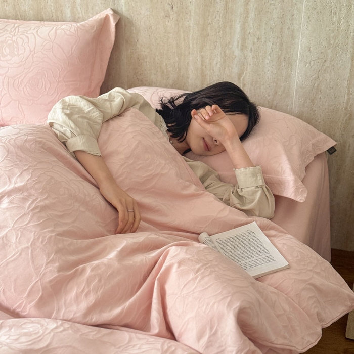 91家纺网 家纺一手货源 找家纺 莱豫家纺 2026春夏新款长绒棉全棉纯棉水洗浮雕提花四件套 格琳粉