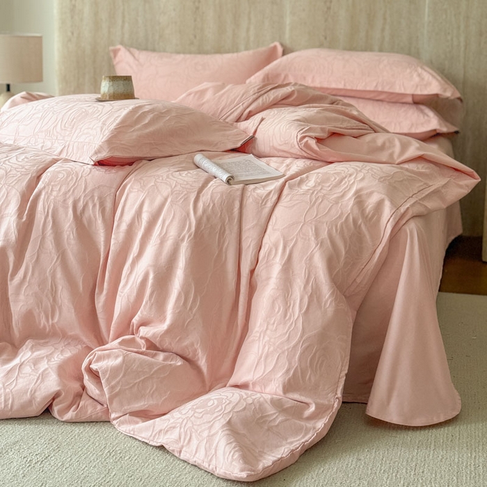 91家纺网 家纺一手货源 找家纺 莱豫家纺 2026春夏新款长绒棉全棉纯棉水洗浮雕提花四件套 格琳粉