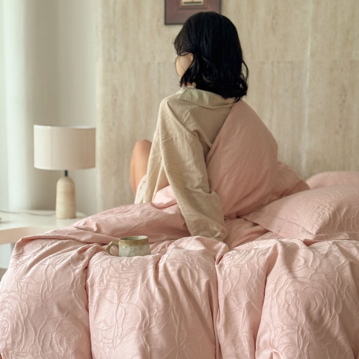 91家纺网 家纺一手货源 找家纺 莱豫家纺 2026春夏新款长绒棉全棉纯棉水洗浮雕提花四件套 格琳粉