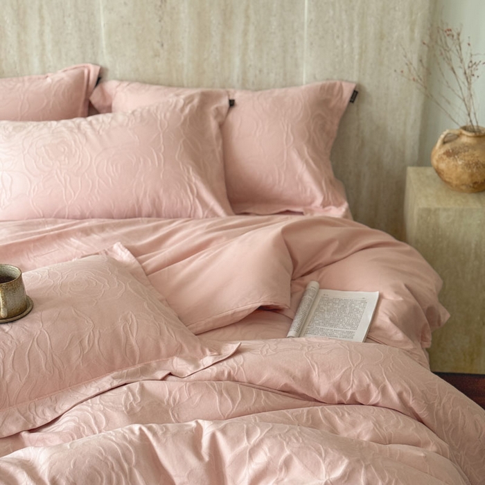 91家纺网 家纺一手货源 找家纺 莱豫家纺 2026春夏新款长绒棉全棉纯棉水洗浮雕提花四件套 格琳粉