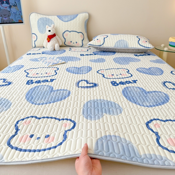 91家纺网 家纺一手货源 找家纺 柒月家居 2026新款凉感丝小清新乳胶凉席 爱心小熊