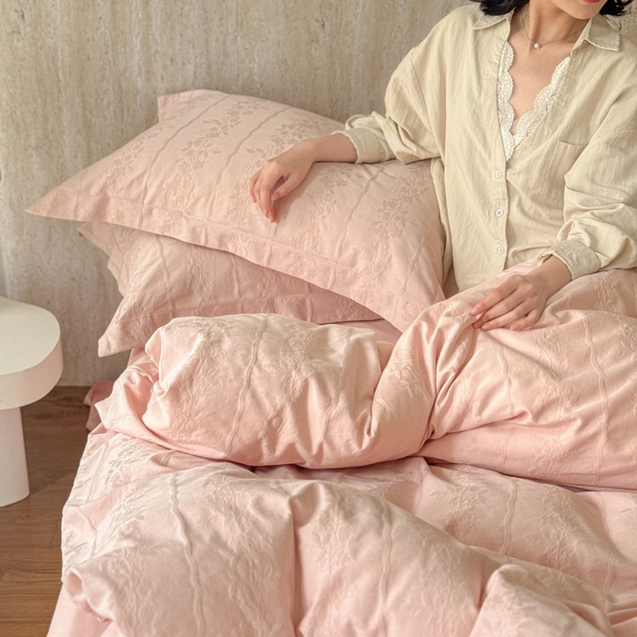 91家纺网 家纺一手货源 找家纺 莱豫家纺 2026春夏新款长绒棉全棉纯棉水洗浮雕提花四件套 米娅粉