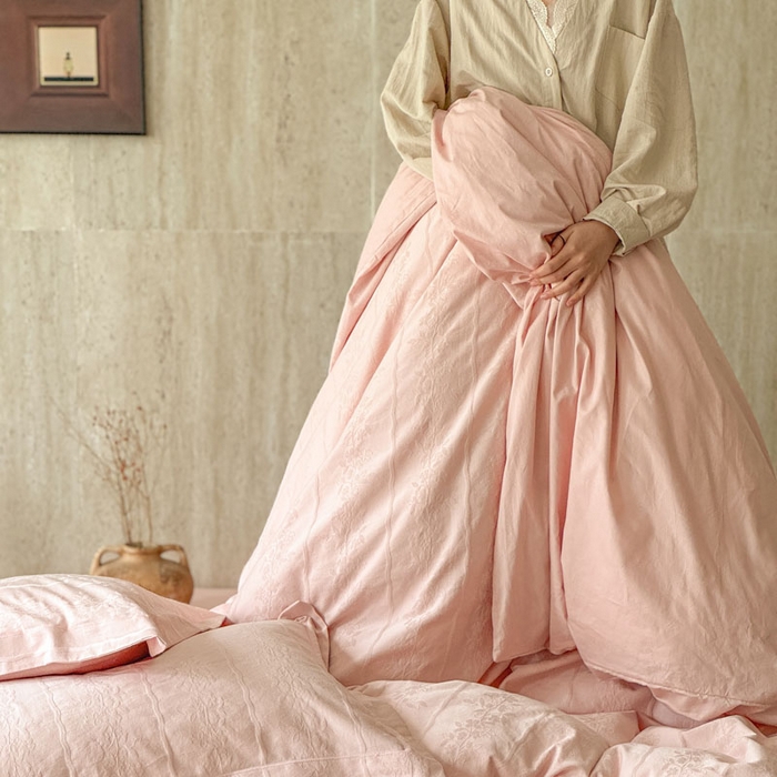 91家纺网 家纺一手货源 找家纺 莱豫家纺 2026春夏新款长绒棉全棉纯棉水洗浮雕提花四件套 米娅粉