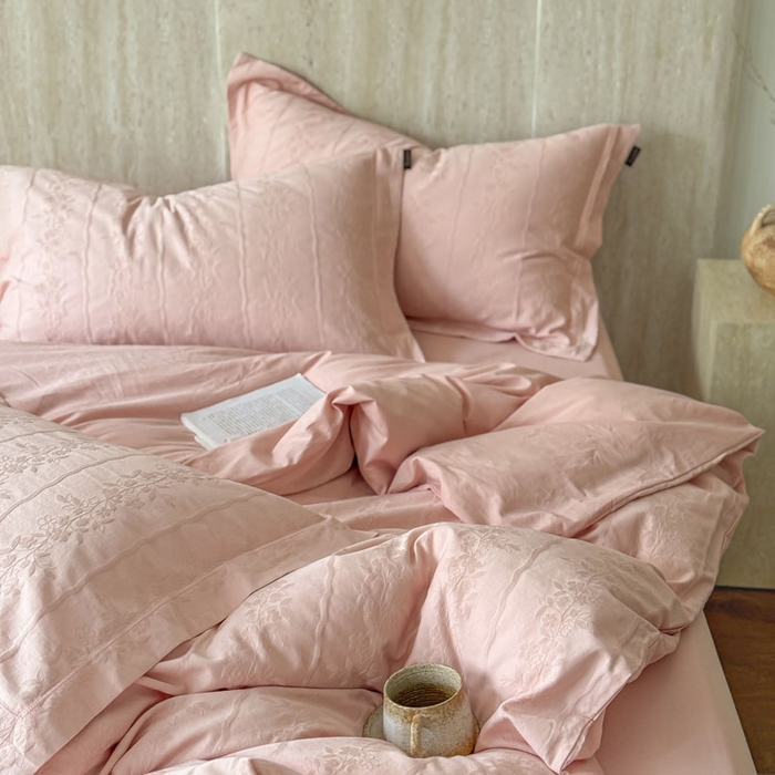 91家纺网 家纺一手货源 找家纺 莱豫家纺 2026春夏新款长绒棉全棉纯棉水洗浮雕提花四件套 米娅粉