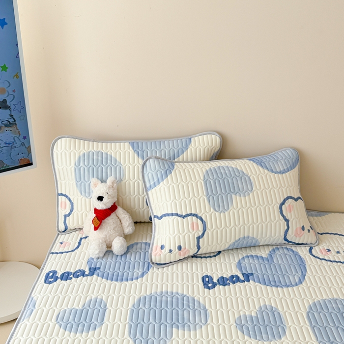 91家纺网 家纺一手货源 找家纺 柒月家居 2026新款凉感丝小清新乳胶凉席 爱心小熊