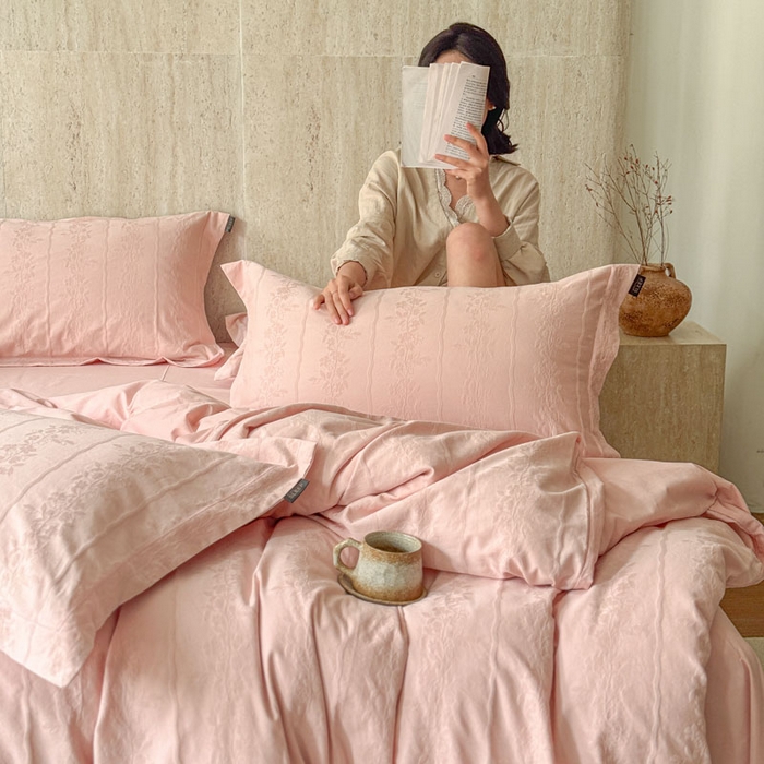 91家纺网 家纺一手货源 找家纺 莱豫家纺 2026春夏新款长绒棉全棉纯棉水洗浮雕提花四件套 米娅粉