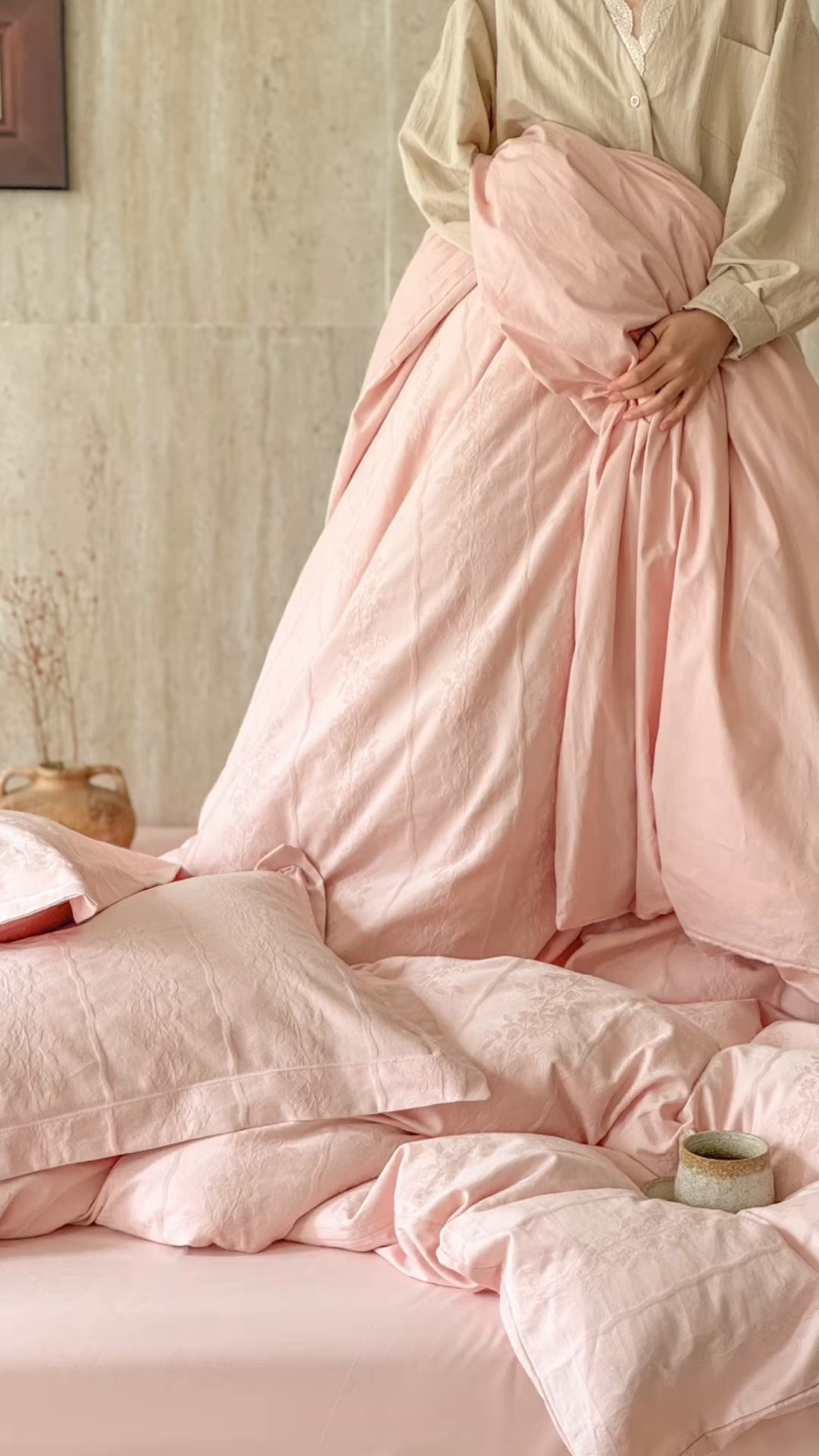 91家纺网 家纺一手货源 找家纺 莱豫家纺 2026春夏新款长绒棉全棉纯棉水洗浮雕提花四件套 米娅粉