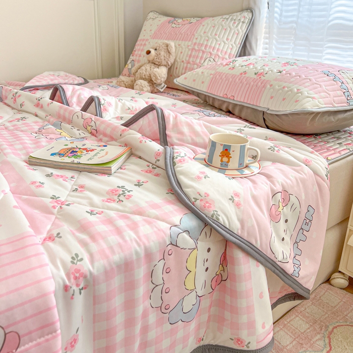 91家纺网 家纺一手货源 找家纺 柒月家居 2026新款凉感丝小清新乳胶凉席 粉格凯蒂