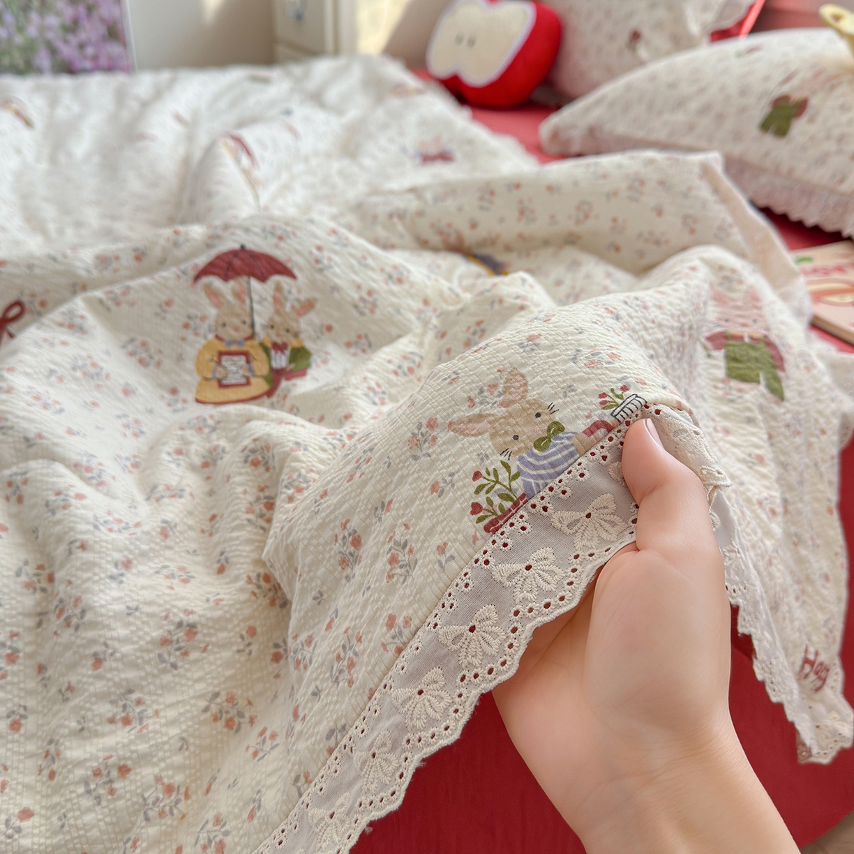 91家纺网 家纺一手货源 找家纺 弗苓家纺 2026新款高克重泡芙棉花边款夏被夏凉被空调被四件套小红书推荐-风格二 躲雨小兔