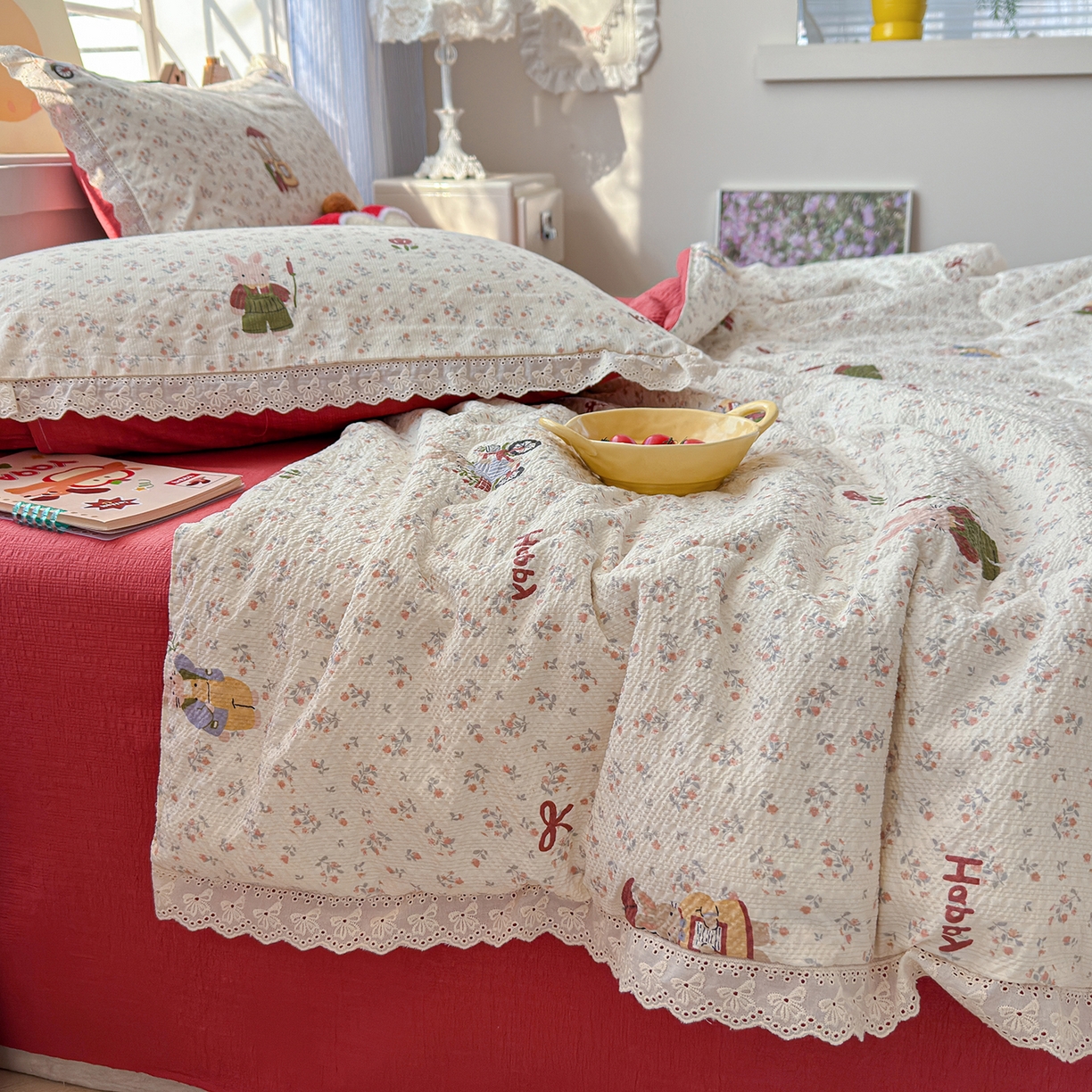 91家纺网 家纺一手货源 找家纺 弗苓家纺 2026新款高克重泡芙棉花边款夏被夏凉被空调被四件套小红书推荐-风格二 躲雨小兔