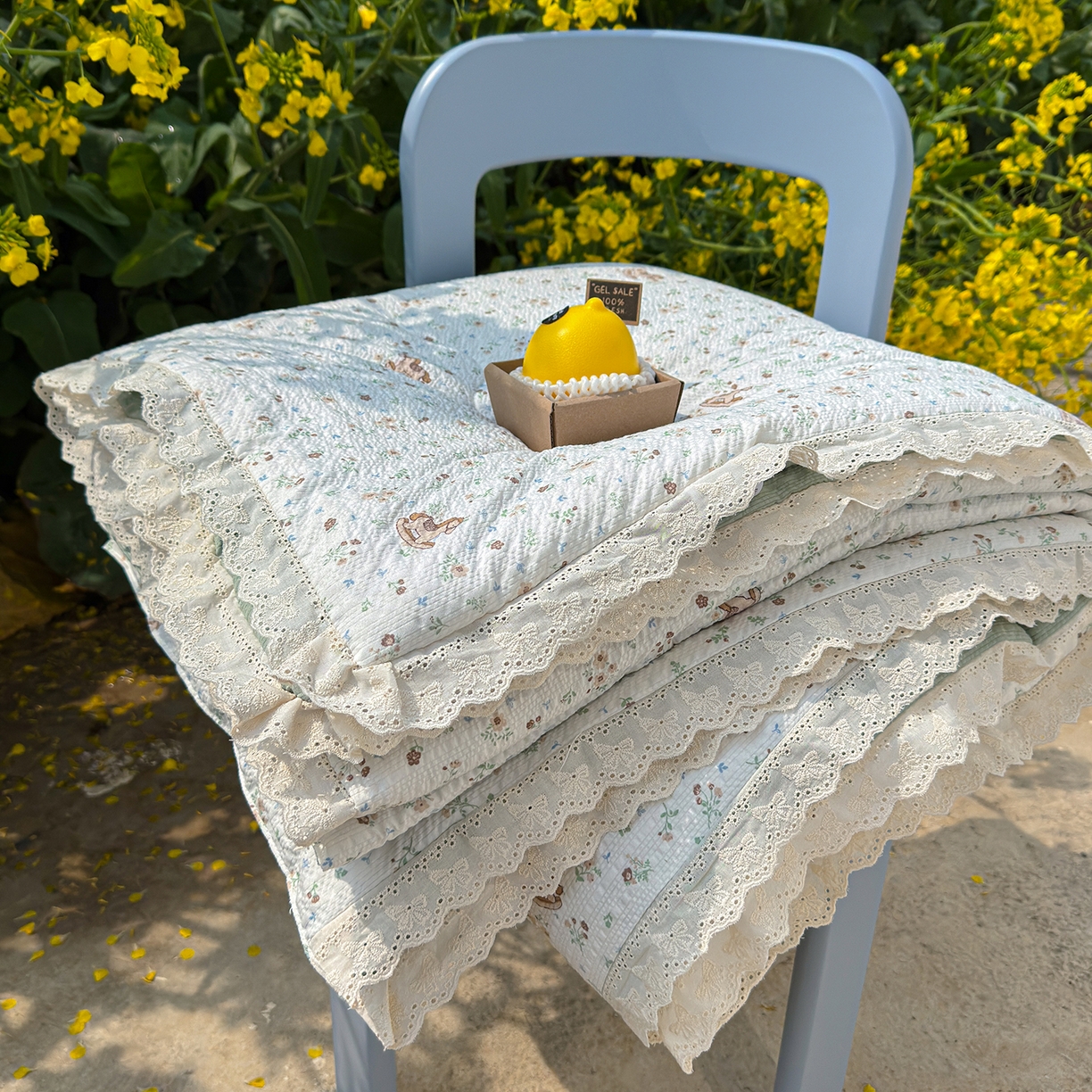 91家纺网 家纺一手货源 找家纺 弗苓家纺 2026新款高克重泡芙棉花边款夏被夏凉被空调被四件套小红书推荐-风格二 木马小花团