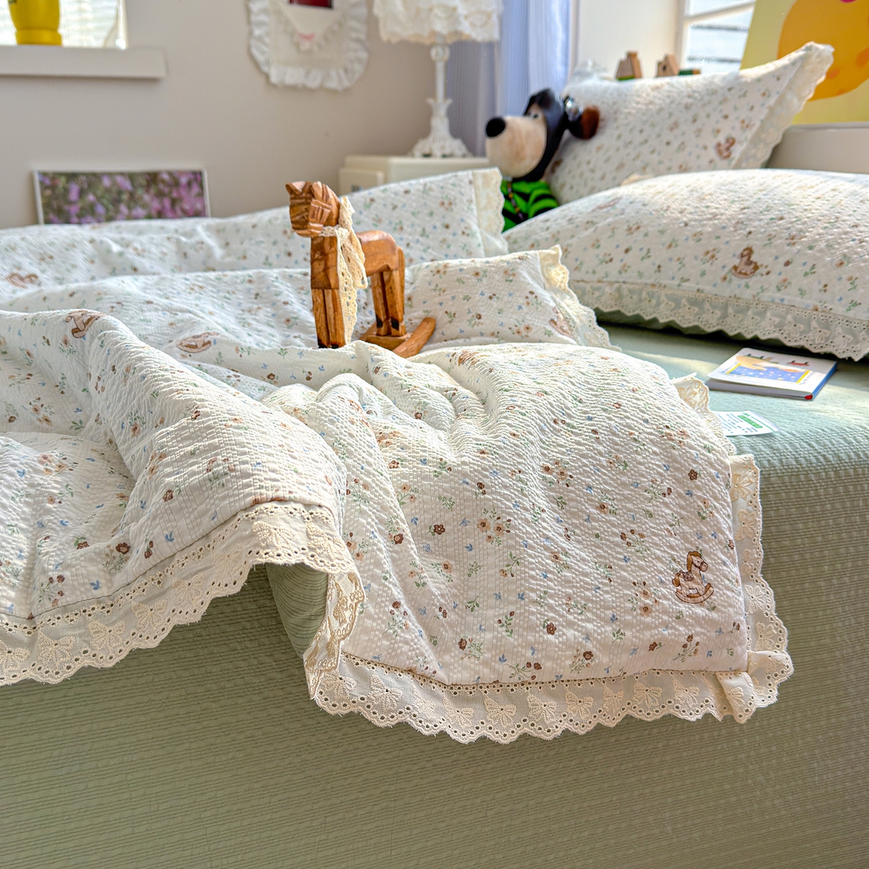 91家纺网 家纺一手货源 找家纺 弗苓家纺 2026新款高克重泡芙棉花边款夏被夏凉被空调被四件套小红书推荐-风格二 木马小花团