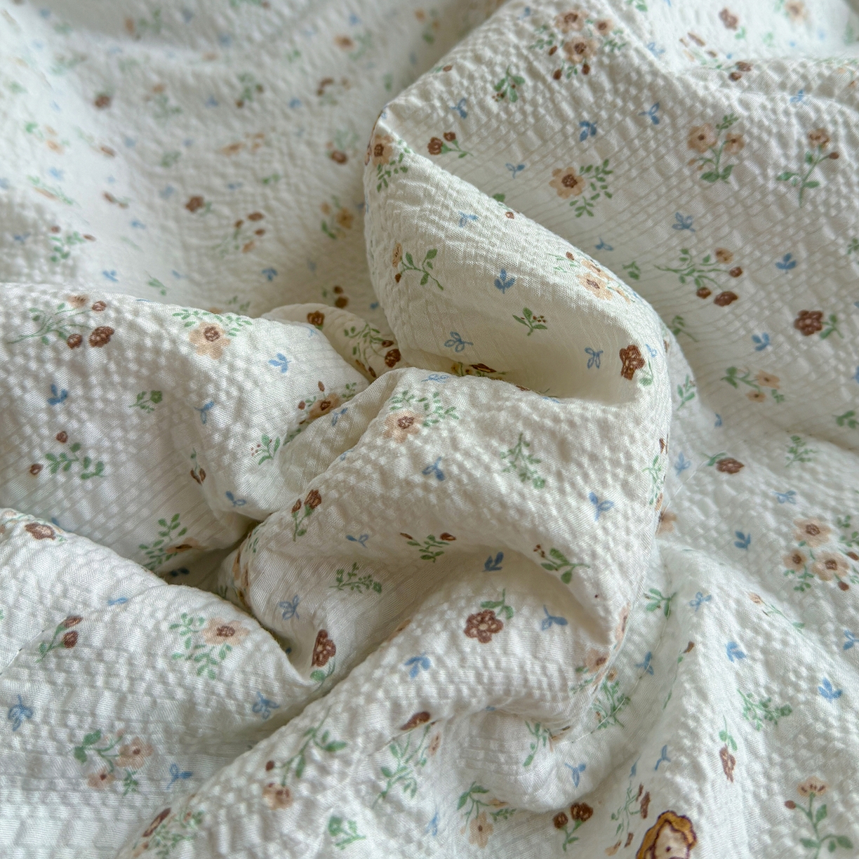 91家纺网 家纺一手货源 找家纺 弗苓家纺 2026新款高克重泡芙棉花边款夏被夏凉被空调被四件套小红书推荐-风格二 木马小花团