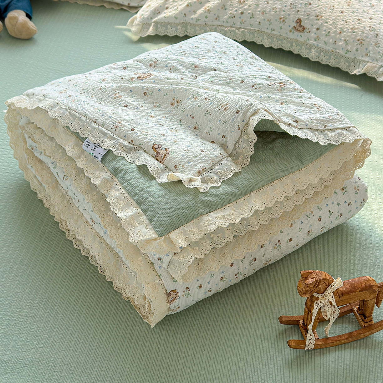 91家纺网 家纺一手货源 找家纺 弗苓家纺 2026新款高克重泡芙棉花边款夏被夏凉被空调被四件套小红书推荐-风格二 木马小花团