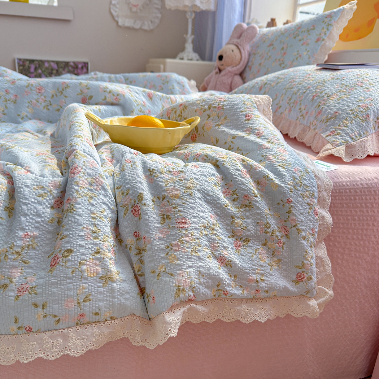 91家纺网 家纺一手货源 找家纺 弗苓家纺 2026新款高克重泡芙棉花边款夏被夏凉被空调被四件套小红书推荐-风格二 微风花园