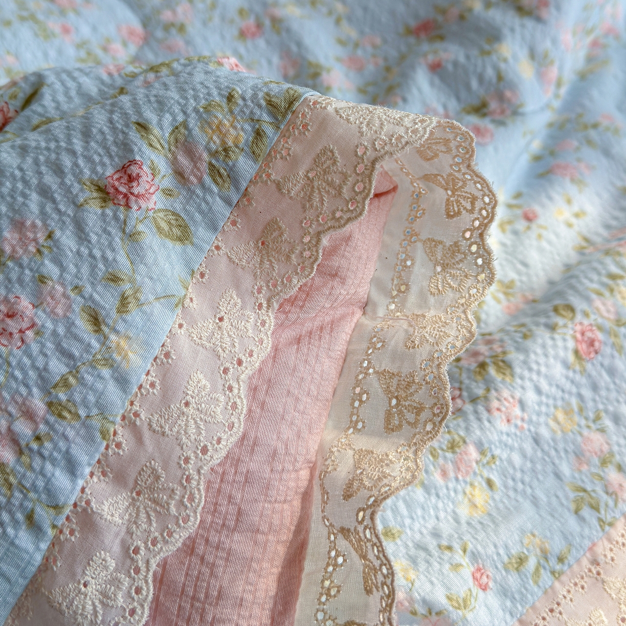 91家纺网 家纺一手货源 找家纺 弗苓家纺 2026新款高克重泡芙棉花边款夏被夏凉被空调被四件套小红书推荐-风格二 微风花园