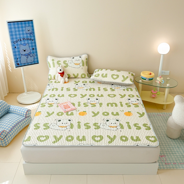 91家纺网 家纺一手货源 找家纺 柒月家居 2026新款凉感丝小清新乳胶凉席 字母小熊