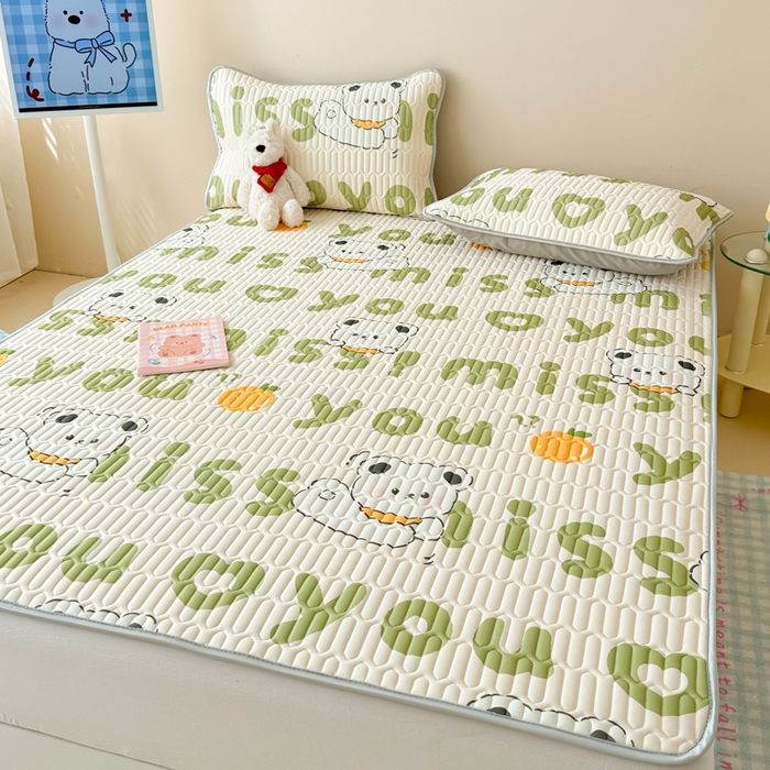 91家纺网 家纺一手货源 找家纺 柒月家居 2026新款凉感丝小清新乳胶凉席 字母小熊