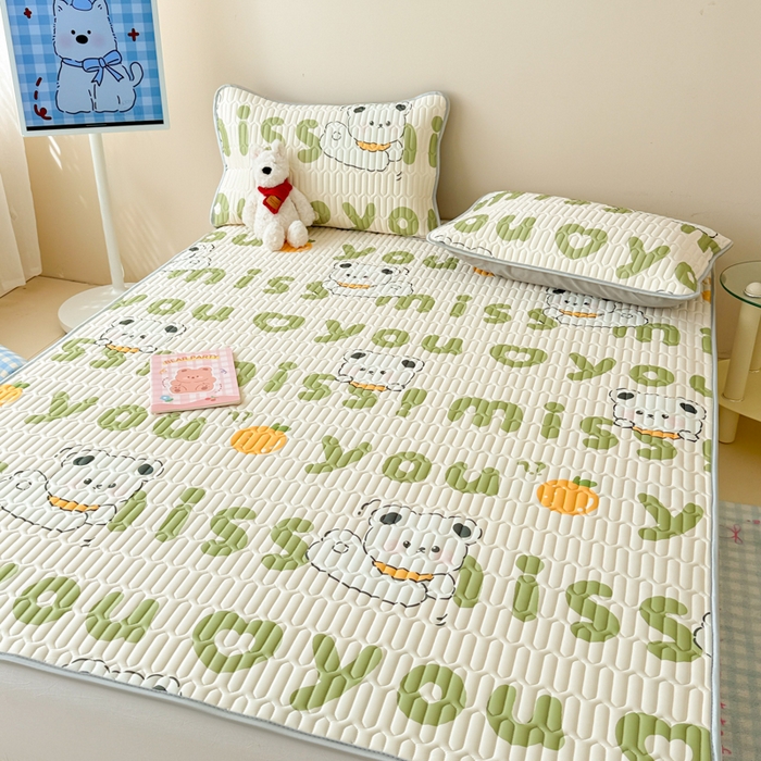 91家纺网 家纺一手货源 找家纺 柒月家居 2026新款凉感丝小清新乳胶凉席 字母小熊