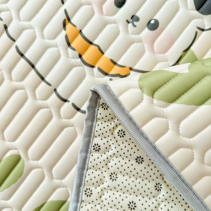 91家纺网 家纺一手货源 找家纺 柒月家居 2026新款凉感丝小清新乳胶凉席 字母小熊