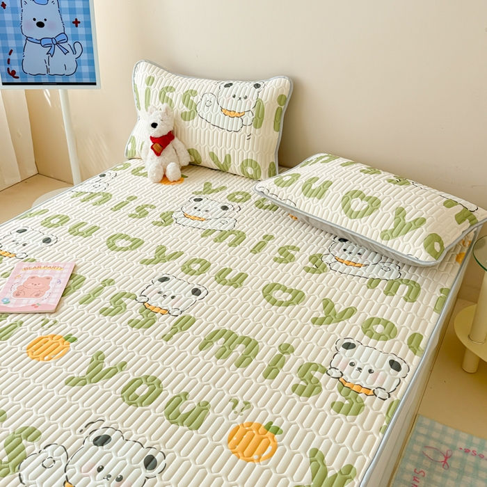 91家纺网 家纺一手货源 找家纺 柒月家居 2026新款凉感丝小清新乳胶凉席 字母小熊