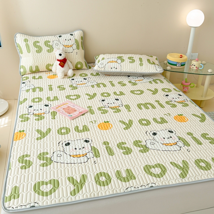 91家纺网 家纺一手货源 找家纺 柒月家居 2026新款凉感丝小清新乳胶凉席 字母小熊