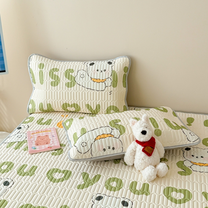 91家纺网 家纺一手货源 找家纺 柒月家居 2026新款凉感丝小清新乳胶凉席 字母小熊